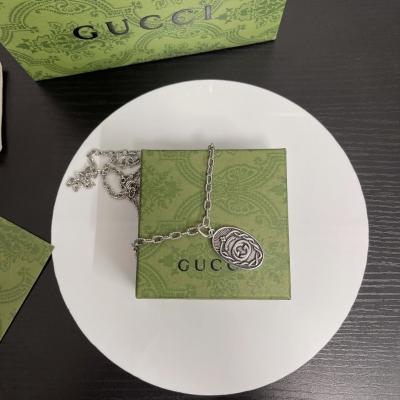 G*u*i necklaces
